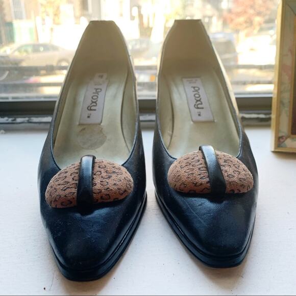 Vintage 90s Kitten Heels | Black Leather Leopard Medallion | Size 8.5 - Picture 2 of 6